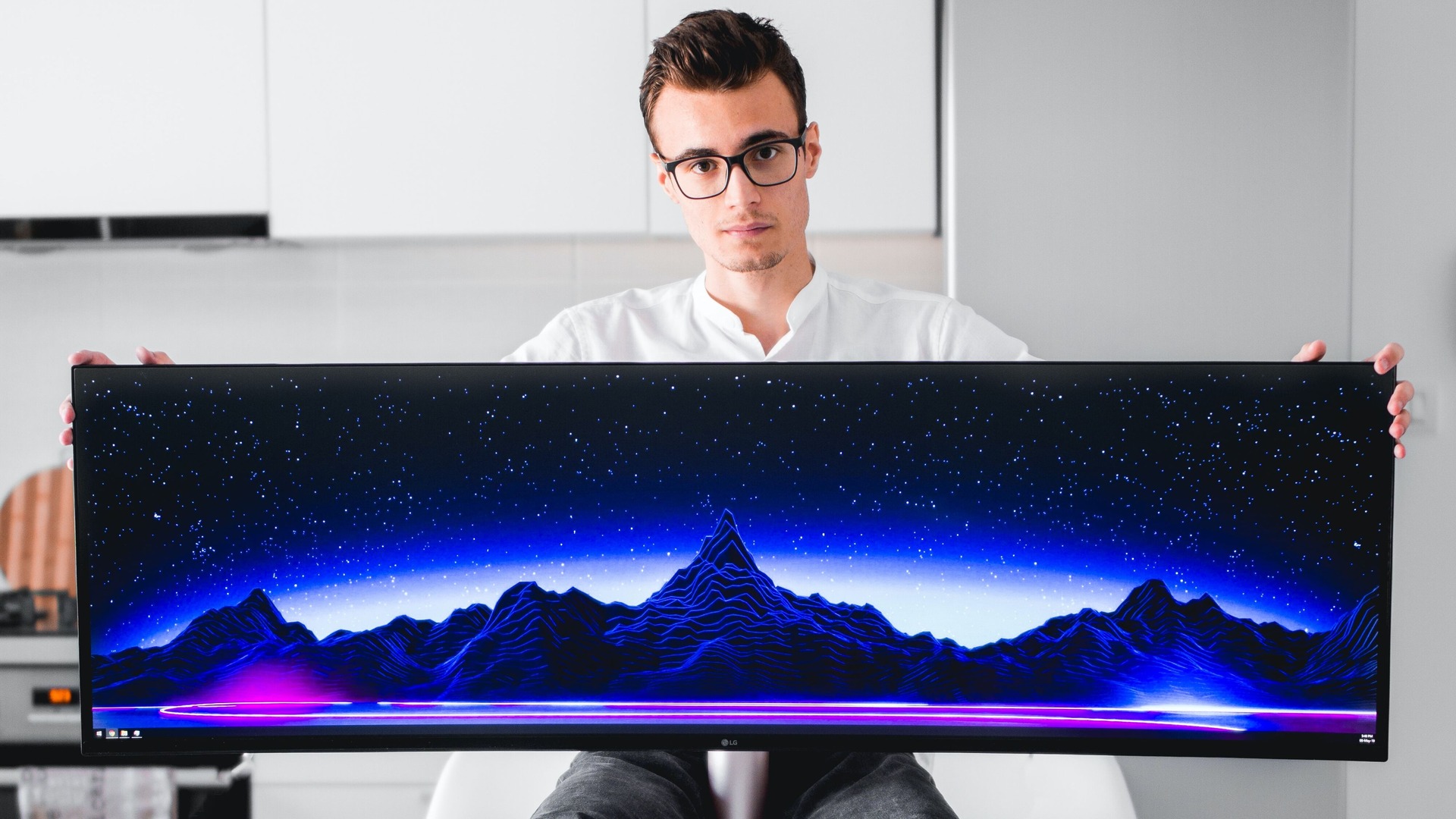 Which is Better: Ultrawide Monitor vs Dual Monitors?